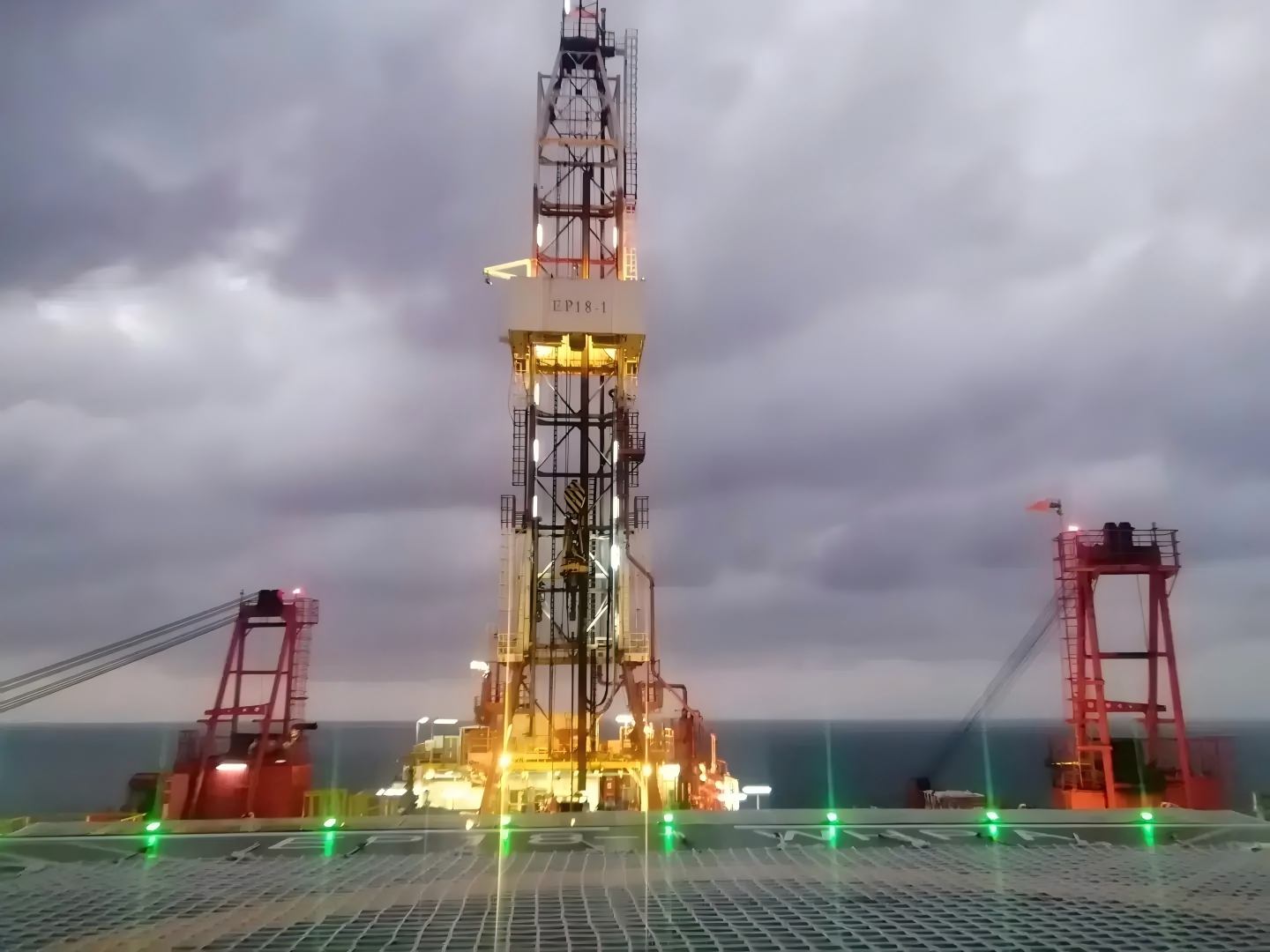CNOOC pile-driving operation CNOOC pile-driving operation